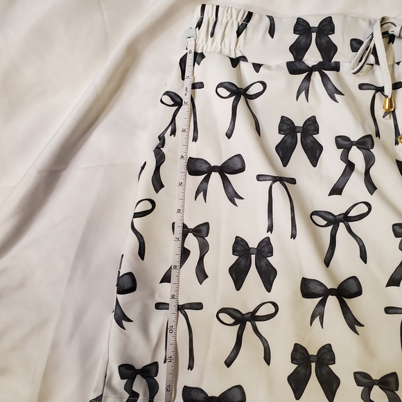 Elegant Black Bow Print Women's Shorts - Picture 4 of 7